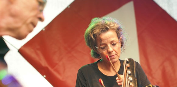 Frau spielt Hackbrett