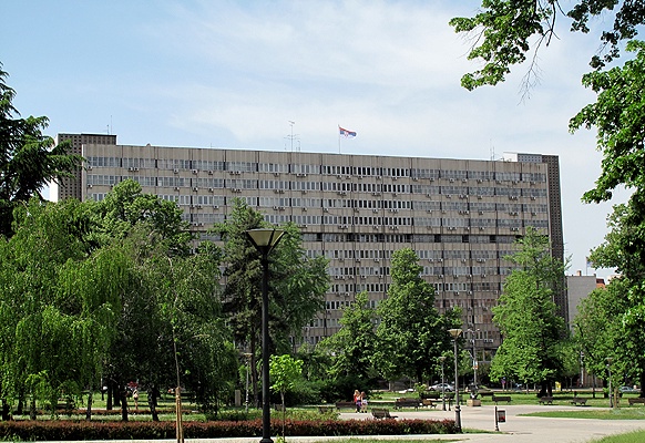 70er Jahre Block am Park Manjez. Belgrad ist eine Park-Stadt.