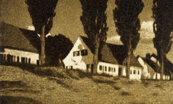 Heinrich Kühn, Häuser und Pappeln (Abendsonne), vor 1902, Gummidruck, 27,4 × 45,8 cm