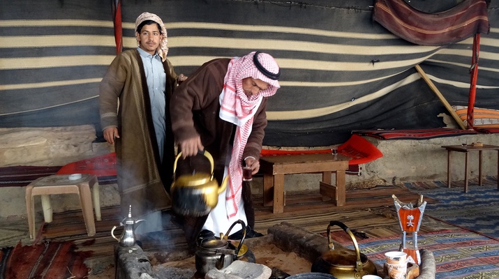 Beduinen setzen Wasserkessel auf 
