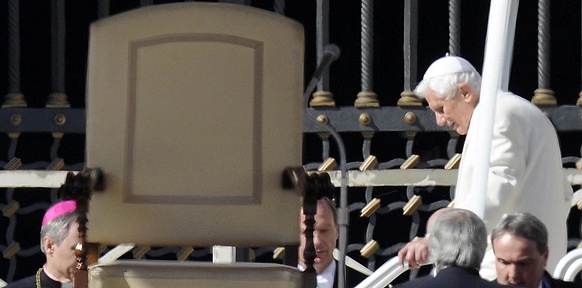 Papst steigt aus Papamobil