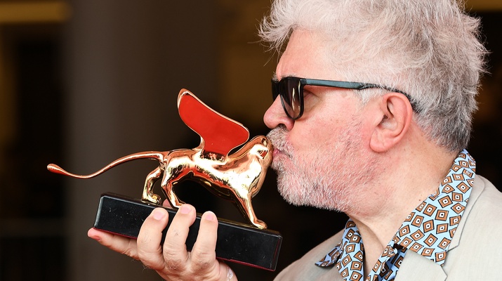 Pedro Almodovar mit der Statue des Goldenen Löwen der Filmfestspiele von Venedig