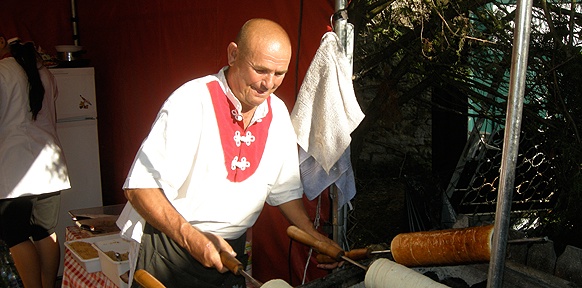 Zubereitung von Kürtöskalács, einer süßen Blätterteig-Spezialität aus Székely