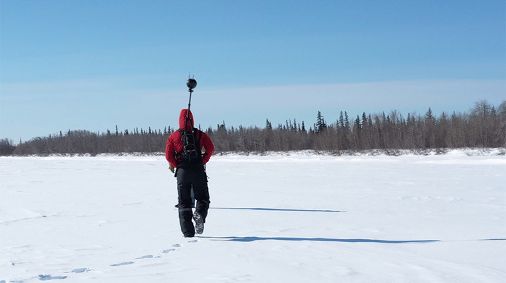 Tawanda Kanhema wandert mit seiner Kamera durch die Schneelandschaft in Northern Ontario.