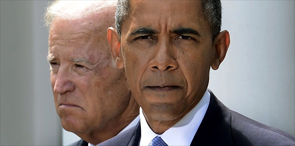 Barack Obama und Joe Biden mit skeptischen Gesichtsausdrücken