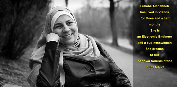 Schwarz-Weiß-Portrait einer Frau mit Kopftuch, die auf einer Parkbank sitzt.