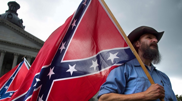 Demonstrant trägt aus Überzeugung die Fahne der Konföderierten Staaten, Juni 2015 in Charleston.