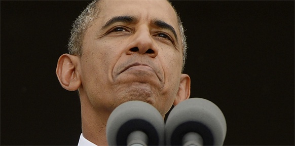 Barack Obama vor zwei Mikrofonen