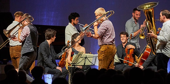 YANNICK ANDREA Streichquartett wird von Blechbläsern umkreist