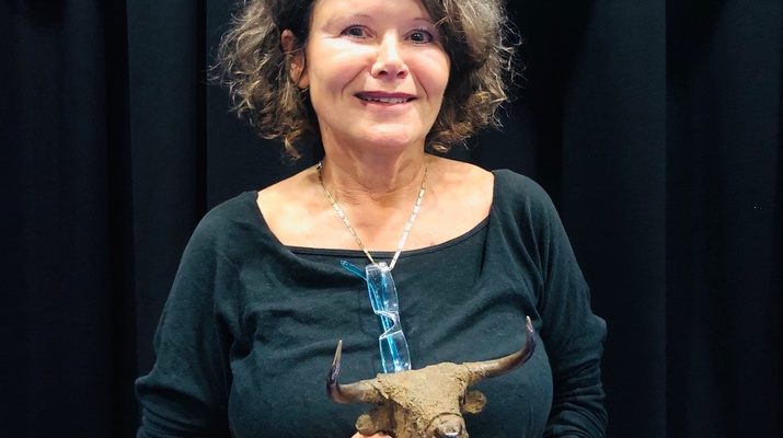Preisträgerin Gabriele Kögl mit dem Goldenen Stier