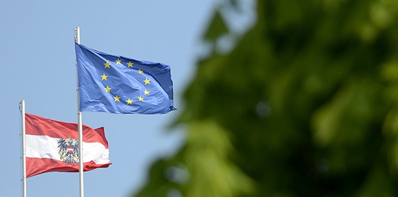 EU-Flagge und öst. Flagge