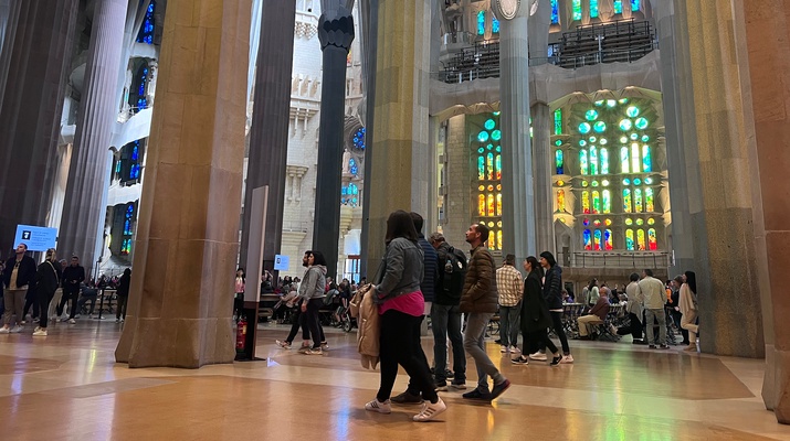 Touristinnen in der Sagrada Familie
