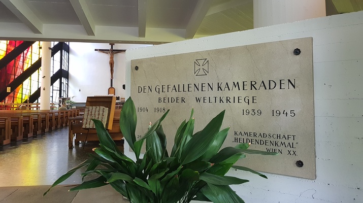 Eine schlichte Gedenktafel in der Pfarrkirche St. Johann Kapistran in Wien-Brigittenau