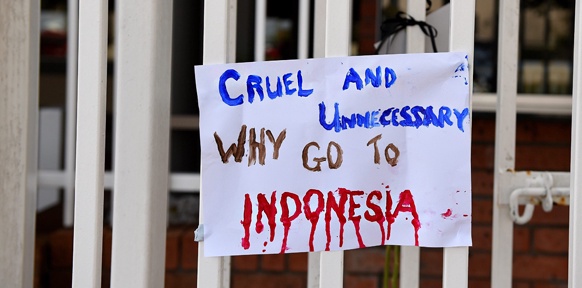 APA/EPA/DAN HIMBRECHTS Indonesien-Plakat