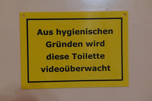 Schild: Aus hygienischen Gründen wird diese Toilette videoüberwacht