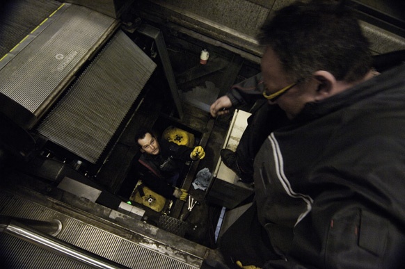 Mann beim Rolltreppenservice