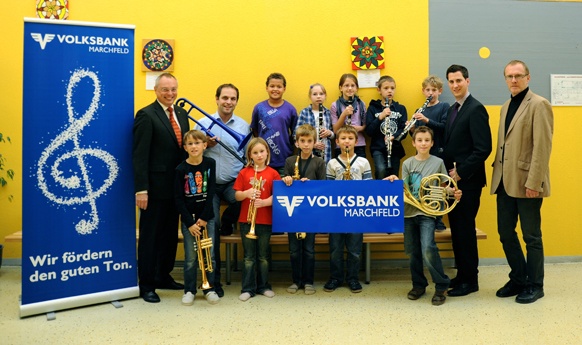 (C) VOLKSBANK Gruppenfoto bei Instrumentenübergabe