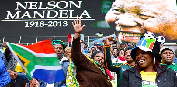 Menschen bei der Begräbnisfeier von Nelson Mandela