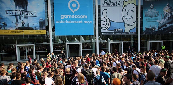 EPA/OLIVER BERG Besucher vo dem Eingang zur Gamescom