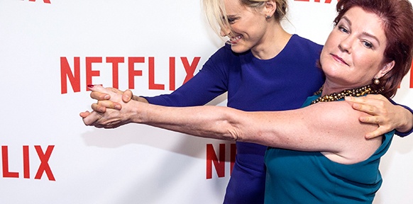 Taylor Schilling und Kate Mulgrew aus der Netflix-Serie "Orange is the new black"