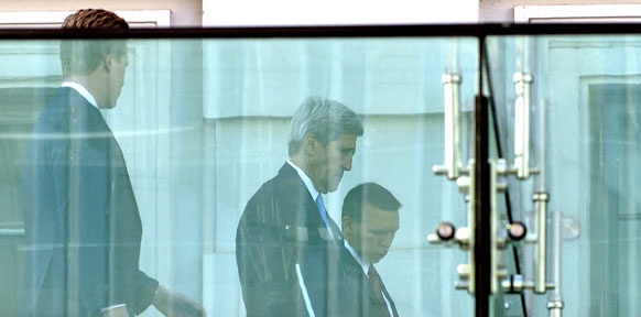 John Kerry hinter einer Glasscheibe
