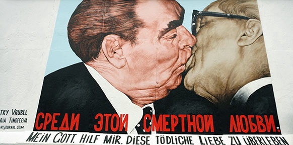 (C) DPA/Z5579 ROBERT SCHLESINGER Dimitri Vrubel, Der Bruderkuss