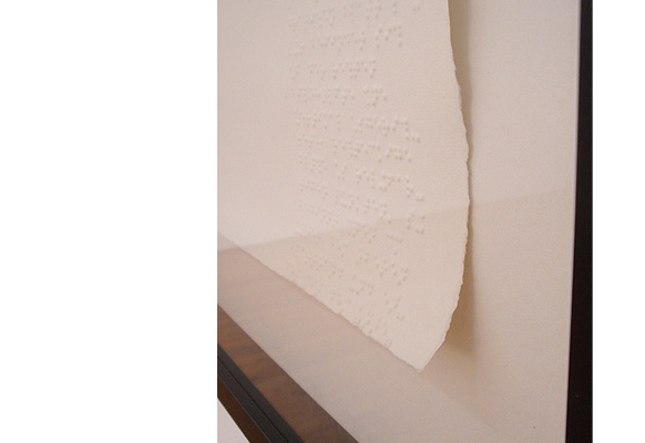 Detailaufnahme aus der Arbeit „auf dem weißen, quadratischen blatt papier befindet sich...“ 2013; Installation mit Prägedruck (39x39 cm) im Rahmen, Digitaldruck und Brailledruck;