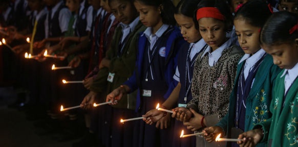APA/EPA/DIVYAKANT SOLANKI Pakistanische Kinder mit Kerzen in den Händen