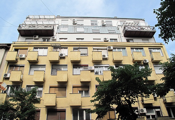 Ein Haus auf einem Haus. Volkssport: Illegales Bauen Beograd.