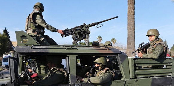 Soldaten auf einem Militärfahrzeug