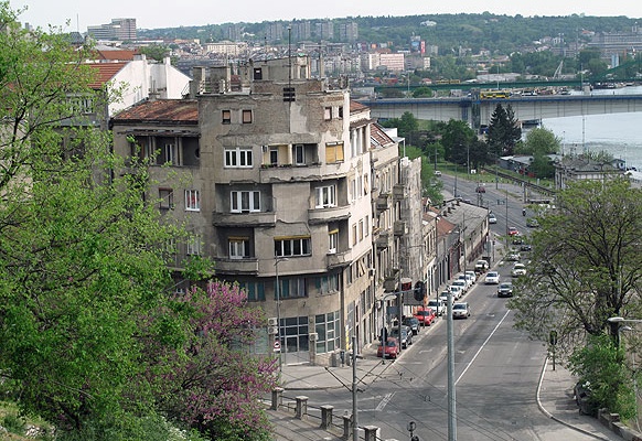 Ruinöse modernistische Architektur. Brankov Brücke und dahinter Bezirk Vraćar.