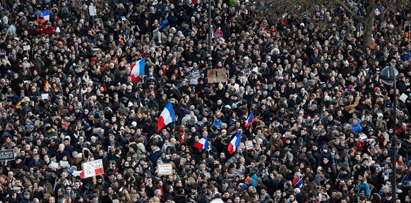 Menschenmenge mit französischen Flaggen