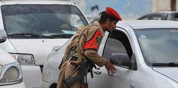 Soldat kontrolliert in Jemen