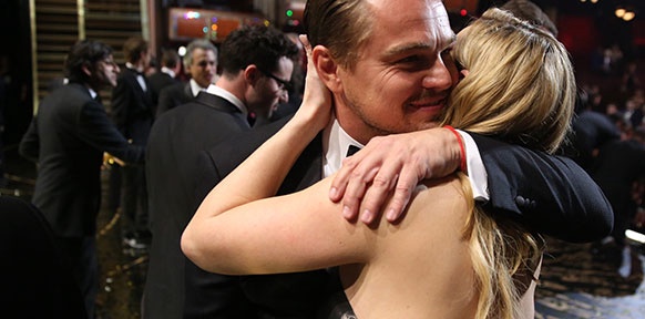 AP/MATT SAYLES Leonardo DiCaprio umarmt Kate Winslet