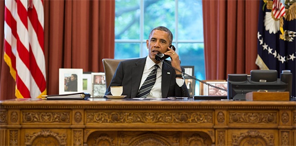 Barack Obama telefoniert in seinem Büro