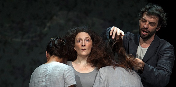 Szenenfoto: Ein fährt Frauen durchs Haar