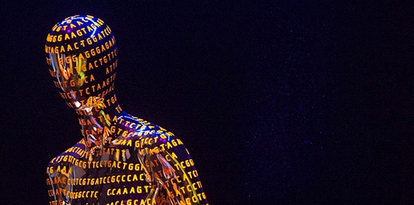 EPA/MICHAEL REYNOLDS Figur mit genetischem Code