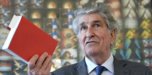 APA/HANS KLAUS TECHT Günther Rhomberg mit rotem Buch