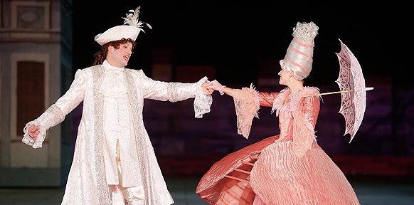 Nora Lentner als Laura und Mirko Roschkowski als Symon