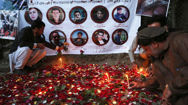 Es wird den getöteten Journalistinnen mit Kerzen gedenkt, Kabul, Aghanistan