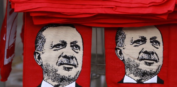 Ein Schal mit dem Bild von Recep Tayyip Erdogan