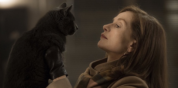 Isabelle Huppert hält einer schwarze Katze