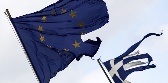 EU-Flagge und Griechenlands Flagge