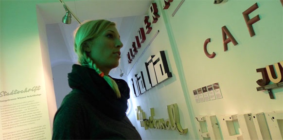 Frau vor Neonschriften