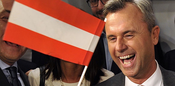 Nobert Hofer mit Österreich-Flagge