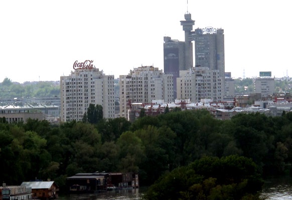 Grünes Beograd. Modernistische Block-Architektur. Genex Towers.