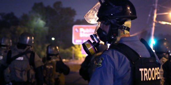 Ein Polizist mit Gasmaske