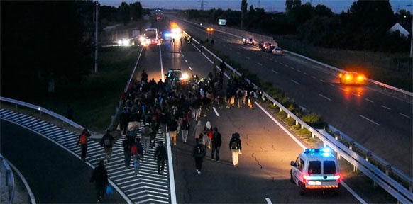 Flüchtlinge auf einer Autobahn