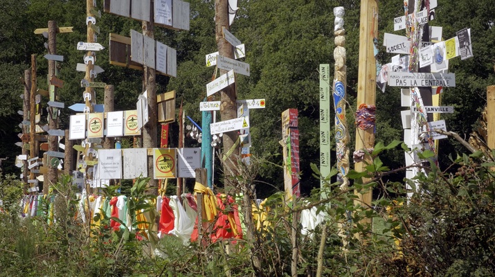 OLIVER RESSLER Filmstill aus „Everything's coming together while everything's falling apart: The ZAD“ © Oliver Ressler
