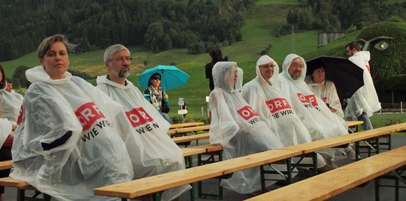 Menschen in Pelerinen